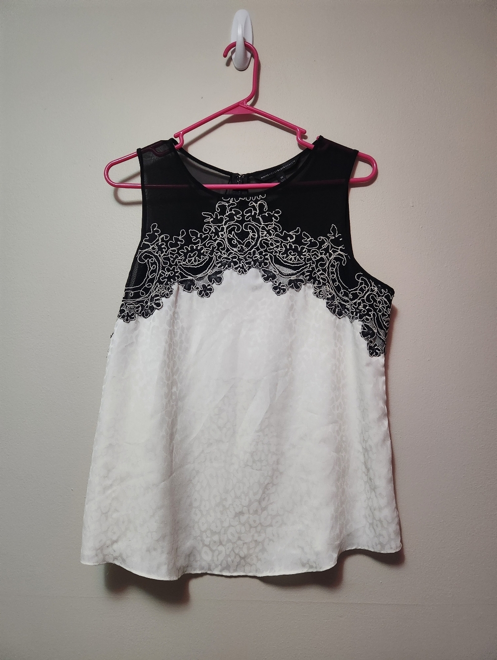 White House Black Market Embroidered SLEEVELESS BLACK/WHITE Top Sz 10
